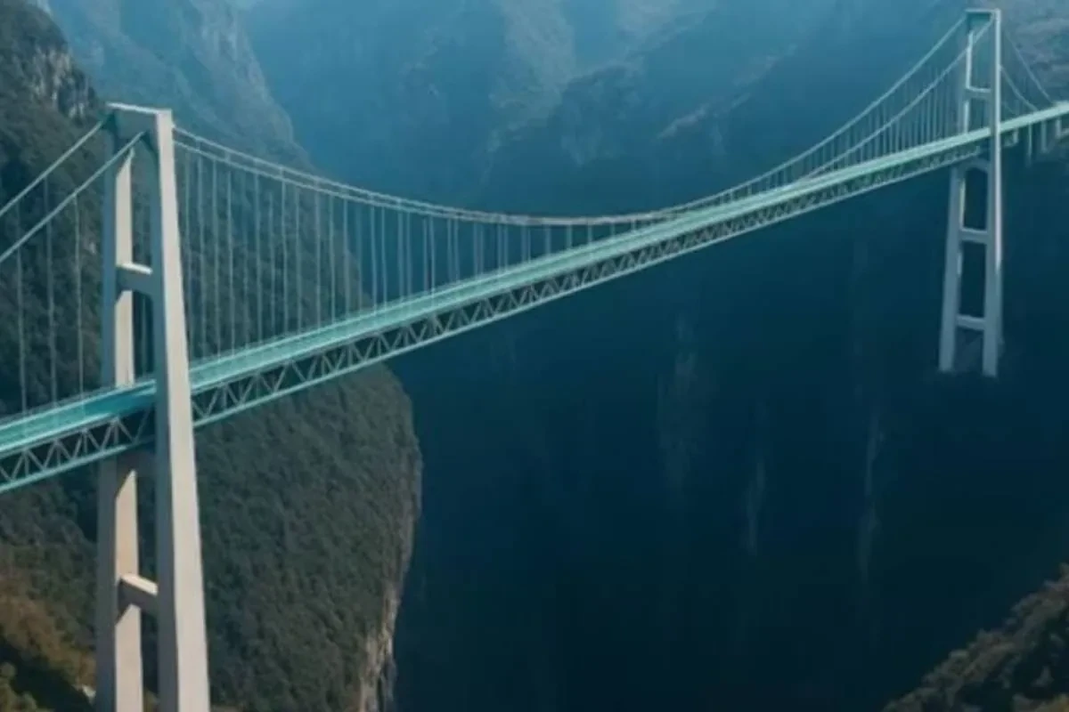 China rompe su propio récord y construye el puente más alto del mundo a 625 metros sobre un río para reducir a un minuto un trayecto de dos horas