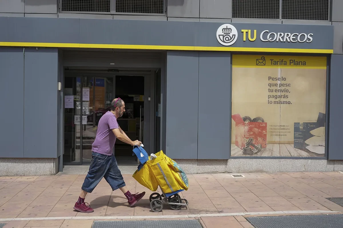 Correos concede la prejubilación a partir de los 59 años al 15% de los funcionarios en plantilla en la primera fase de salidas pactadas