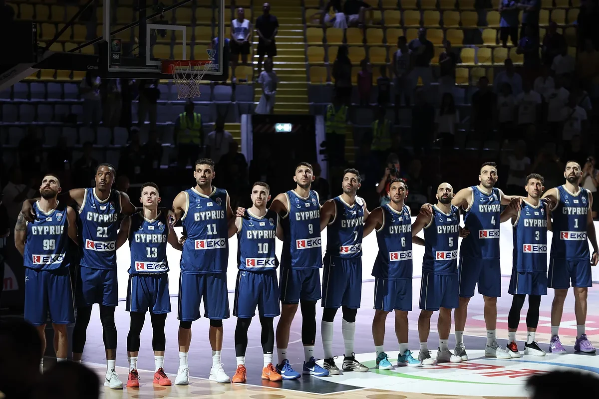 Chipre-Grecia, cuando los dos rivales se emocionan con el mismo himno: 