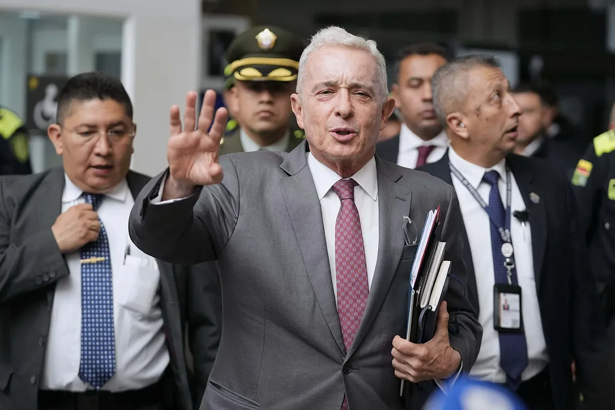 El Tribunal Superior de Bogotá ordena la libertad inmediata del ex presidente Álvaro Uribe, condenado a doce años de prisión domiciliaria por un caso de sobornos