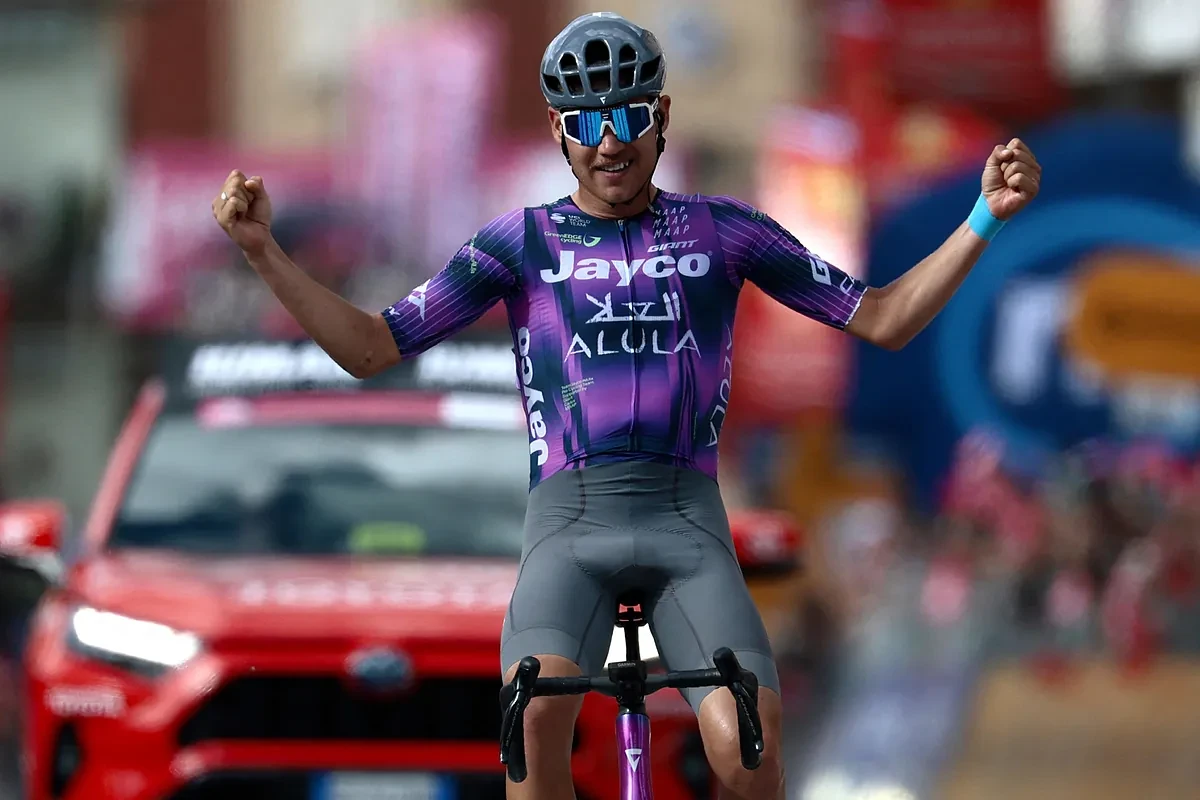 Ayuso da otro susto a Roglic en el día de la primera escapada exitosa del Giro culminada por Plapp