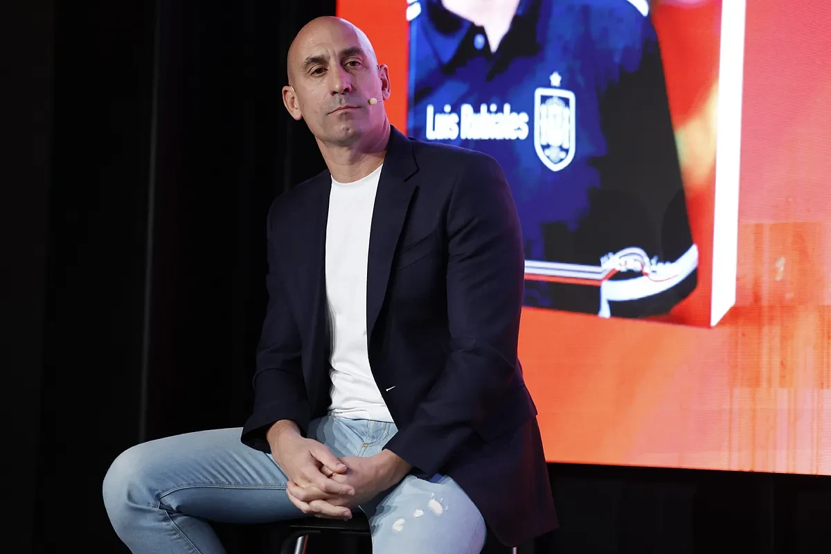 Su hermana le rompió las piernas, su tío le tira huevos y su madre hizo huelga de hambre... La familia revuelta de Luis Rubiales