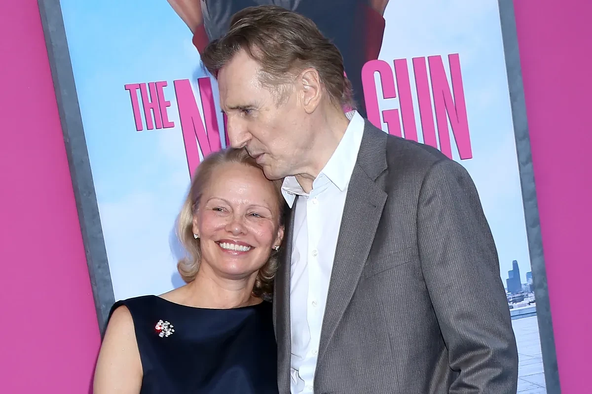 Pamela Anderson y Liam Neeson, el romance que todos deberíamos celebrar