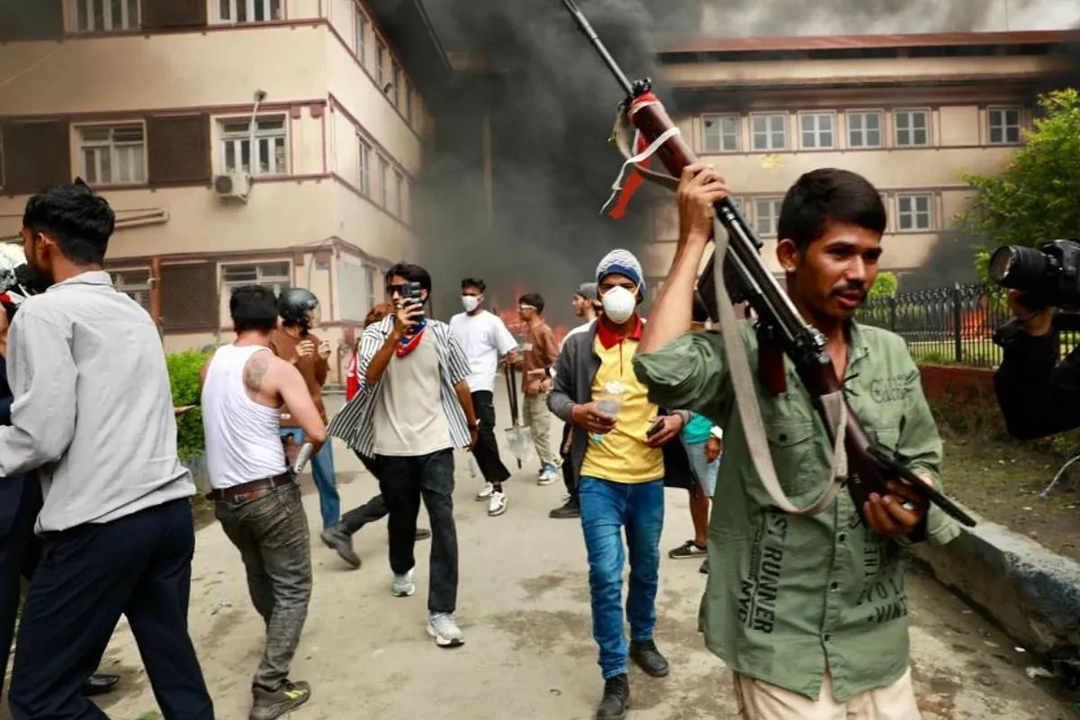 Cientos de manifestantes toman e incendian el parlamento de Nepal tras renuncia de Oli