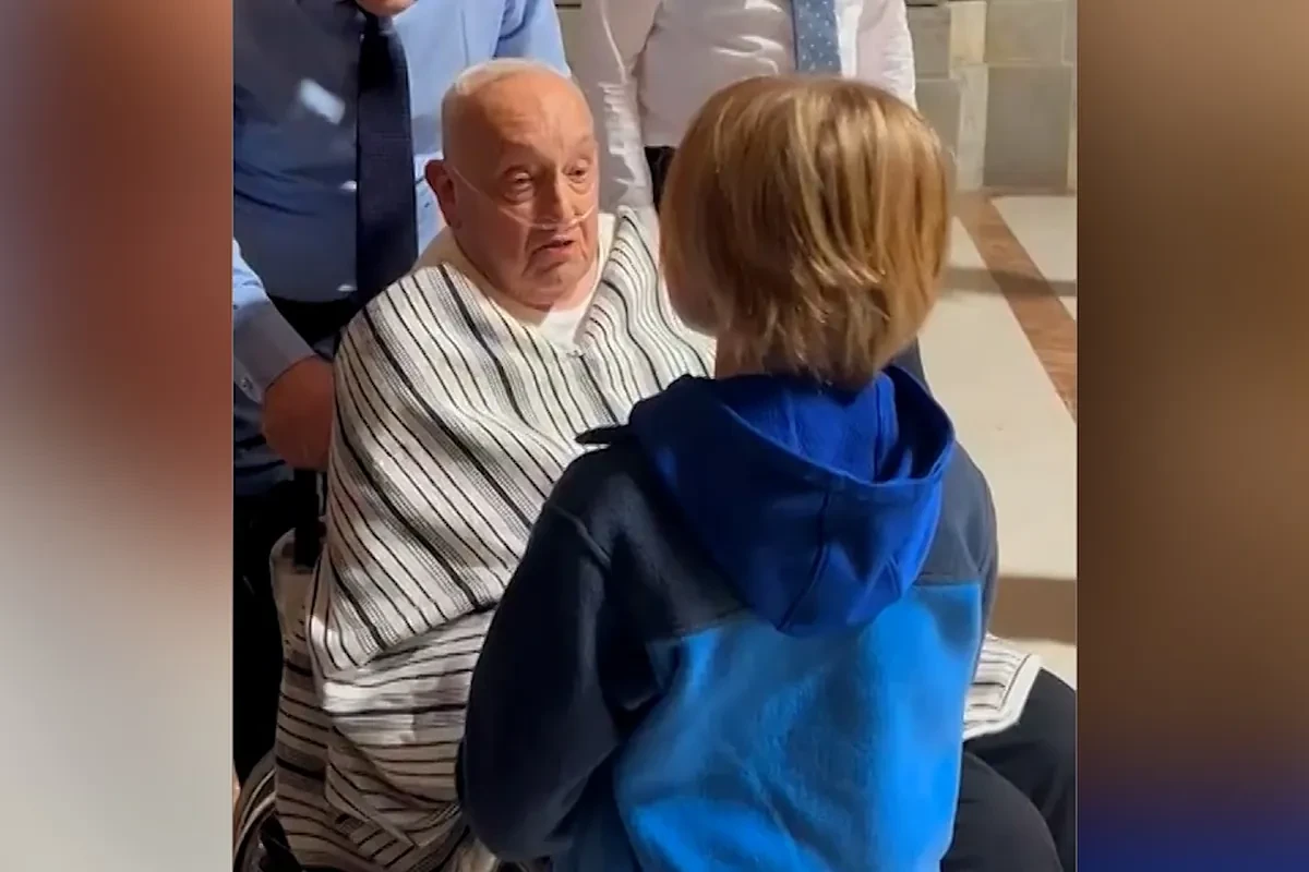 Así ha sido la visita sorpresa del Papa Francisco en camiseta y con un poncho