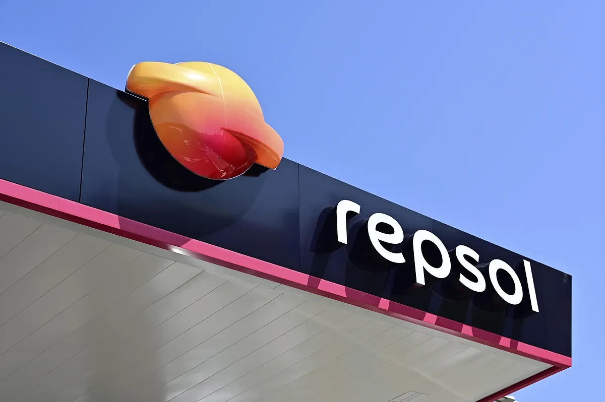 Repsol gana un 62.9% menos y prepara 