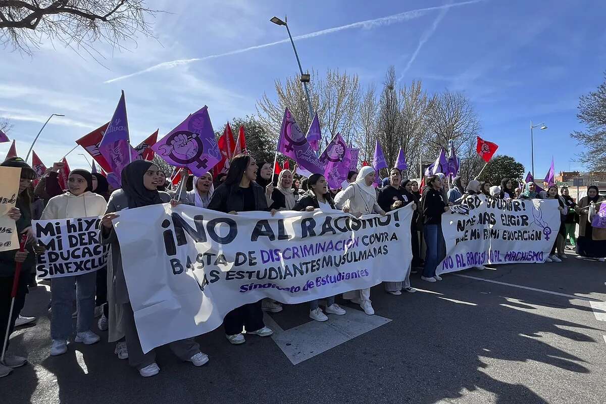 Las dos profesoras que piden prohibir por ley el velo musulmán en los colegios: 