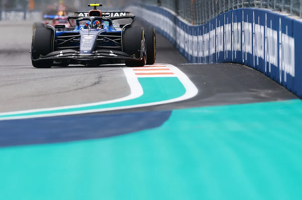 Williams saca los colores a Ferrari, pero Sainz se queja: 