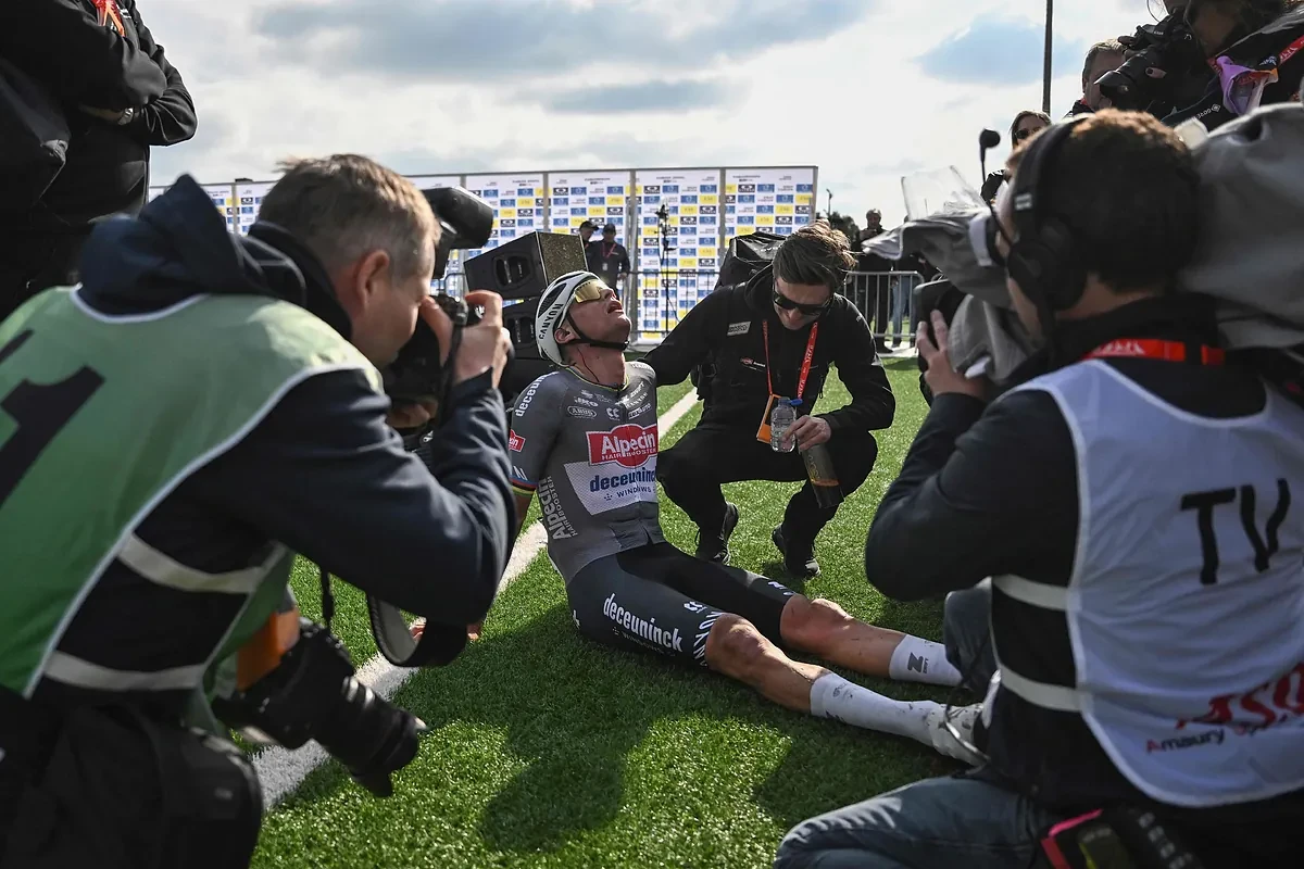 Un espectador lanza a Van der Poel un bidón en la cara en la París-Roubaix