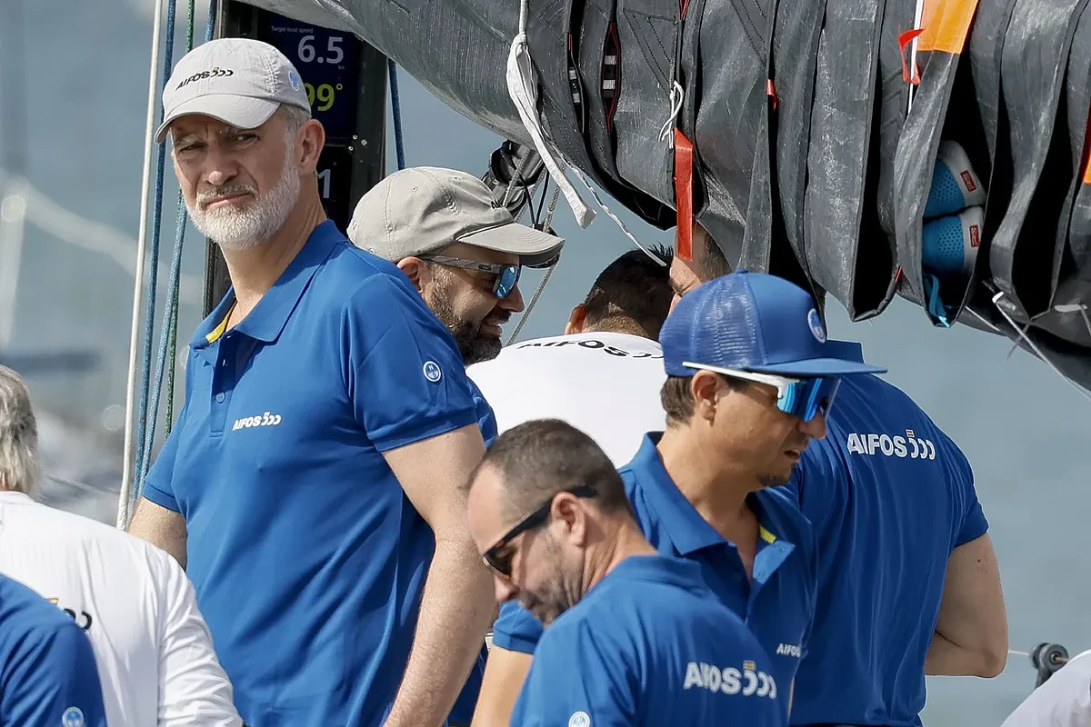 Felipe VI embarca en el Aifos, que estrena equipación, y comienza un año más de regatas en la Copa del Rey