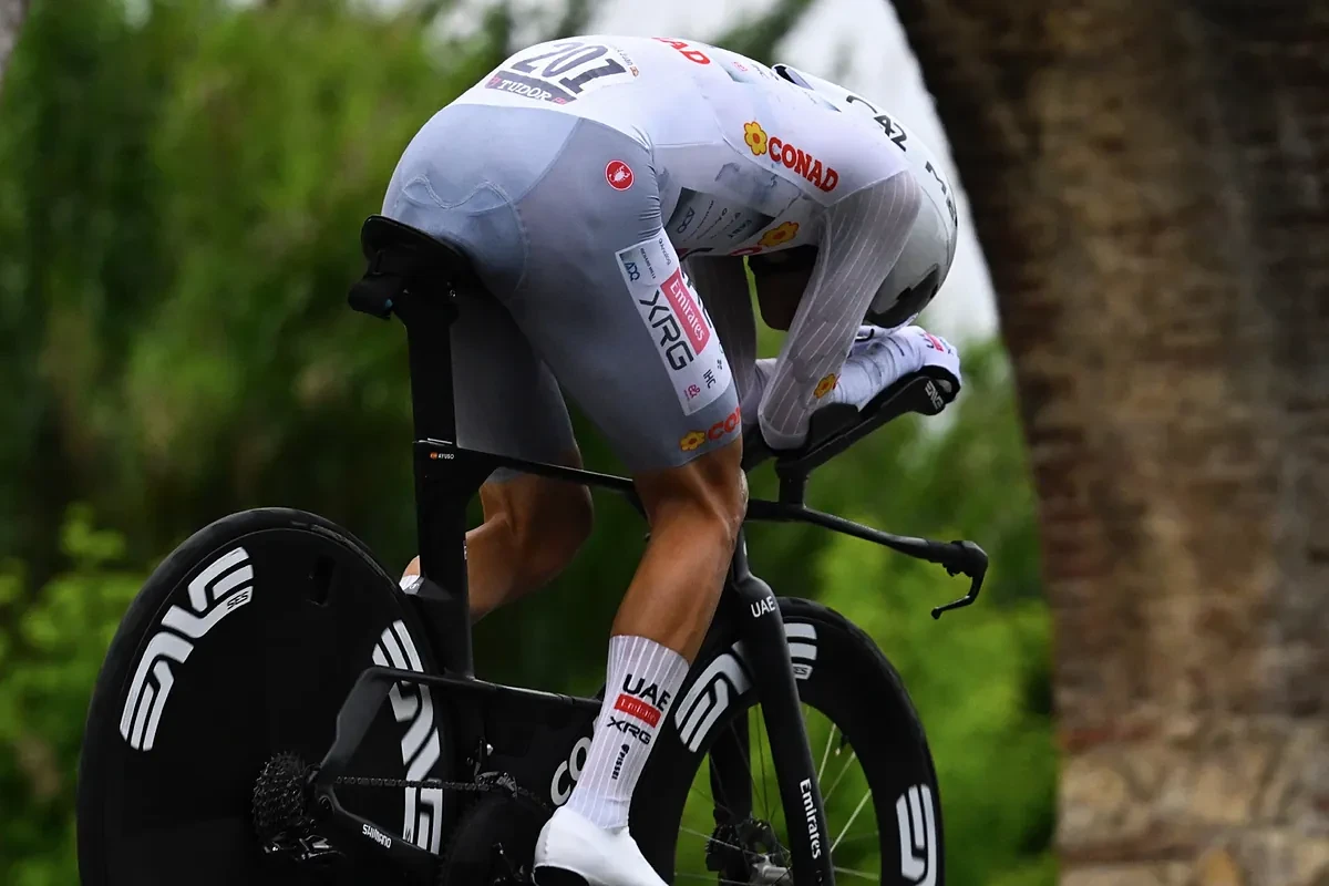 La supervivencia de Ayuso para asaltar la maglia rosa: caídas, heridas, rivales inesperados y un diluvio