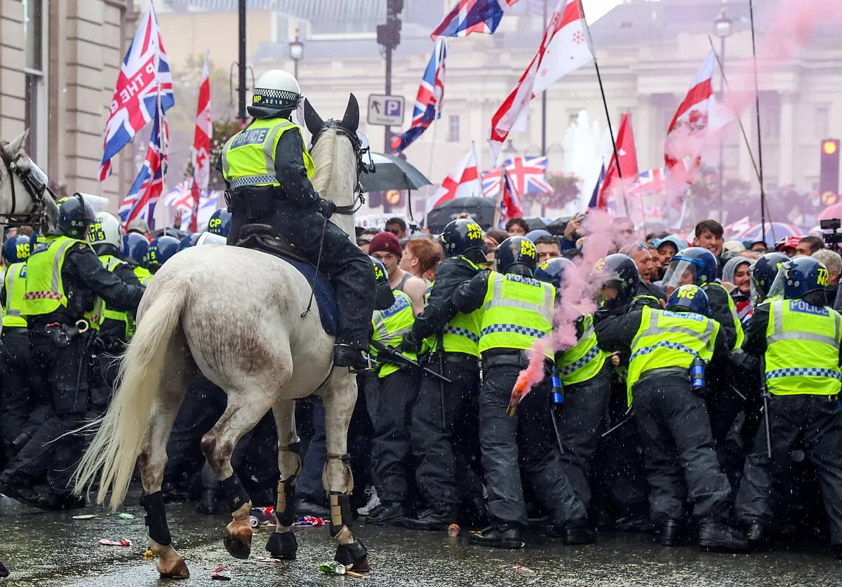 Starmer dice que jamás se entregará la bandera británica a quienes la usan para violencia