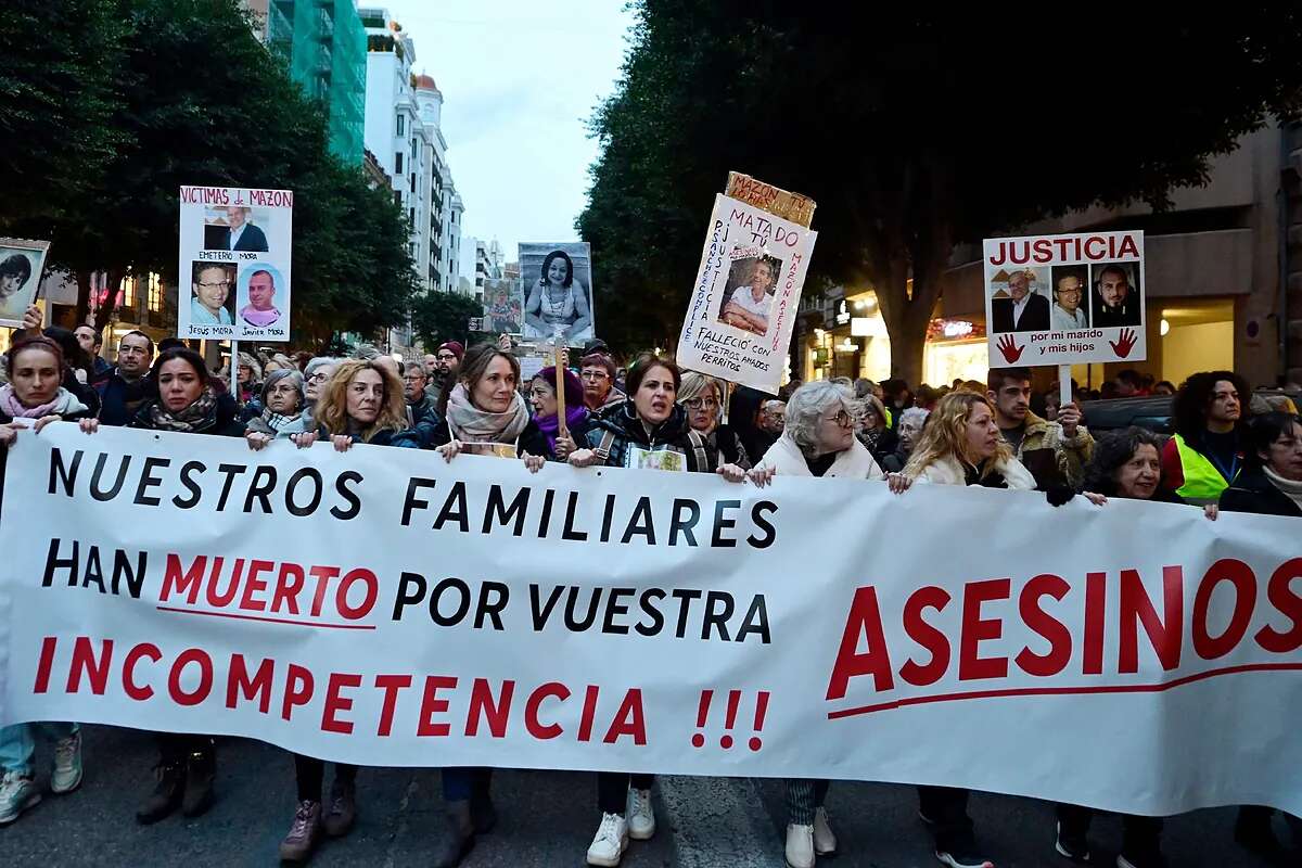 30.000 personas salen de nuevo a las calles a pedir la dimisión de Mazón encabezados por las víctimas: 