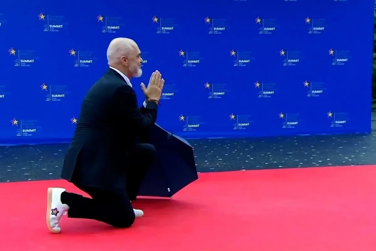 Edi Rama, primer ministro de Albania, se arrodilla para recibir a Giorgia Meloni en una cumbre