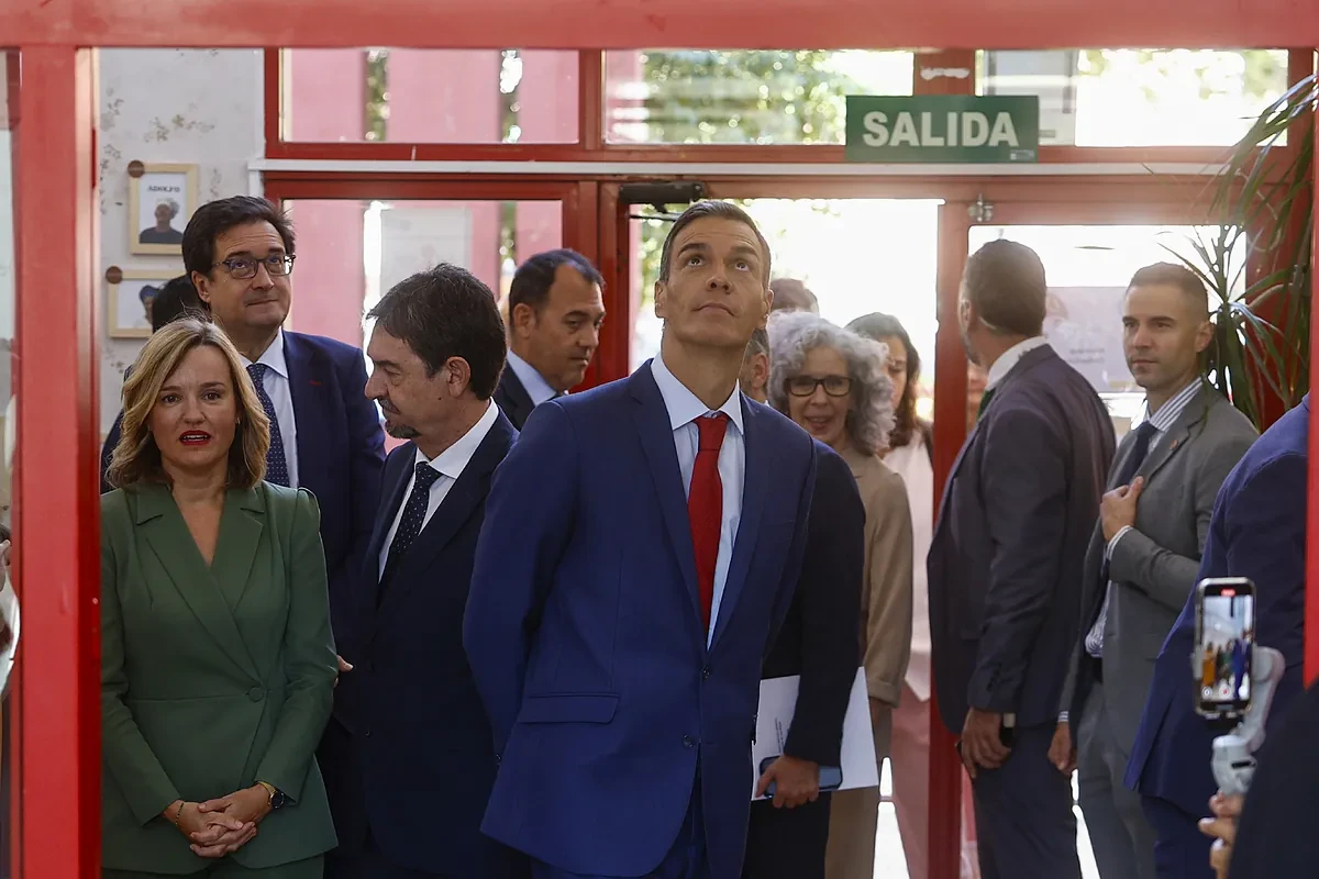 Sánchez promete reducir con inteligencia artificial la burocracia que la Ley Celaá disparó para los profesores