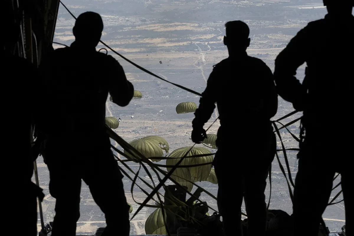 EL MUNDO, a bordo del puente aéreo de ayuda sobre Gaza: 
