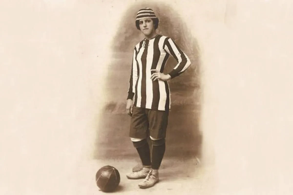 Málaga dedica una calle a Nita Carmona, la pionera que se tuvo que disfrazar de hombre para jugar al fútbol