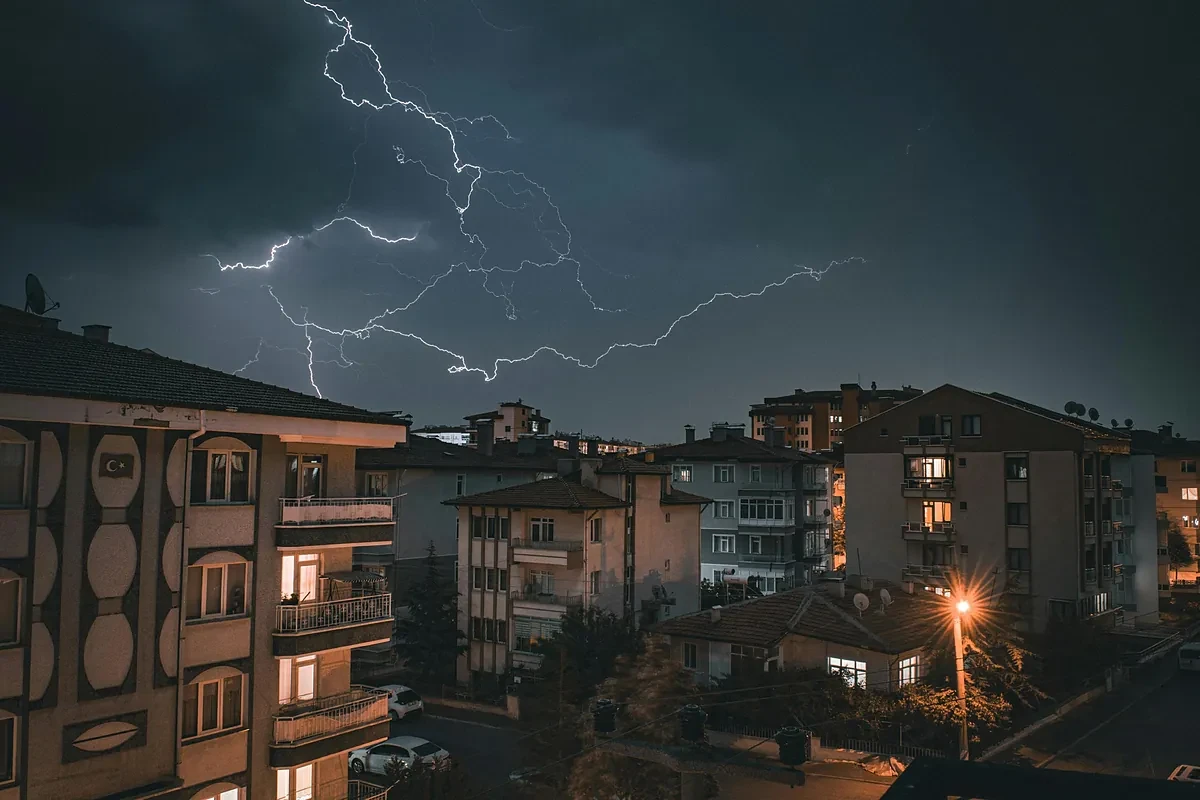 Nunca dejes estos tres electrodomésticos enchufados durante una tormenta eléctrica