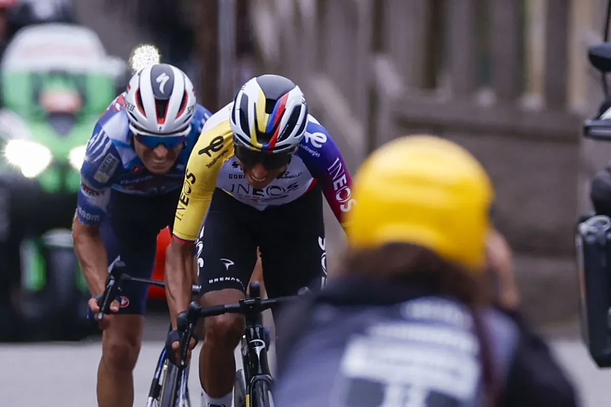 Bernal se impone a Mikel Landa en otro bochornoso y precipitado final