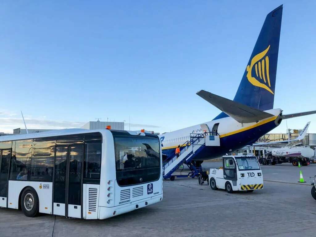 Guerra de titanes por los servicios en tierra de los aeropuertos españoles: Brookfield, IFM y KKR pujan por AirRail por 180 millones