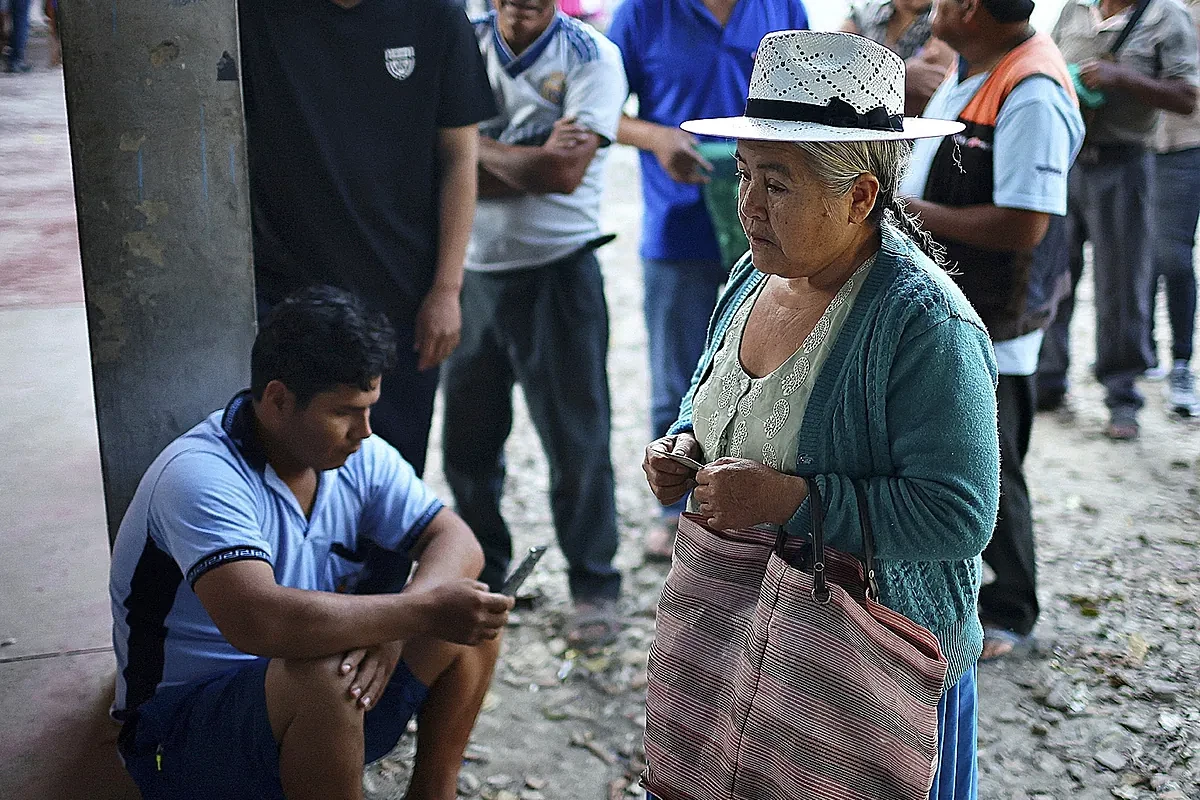 Bolivia vota en la primera ronda de las presidenciales con los dos candidatos de la derecha como claros favoritos