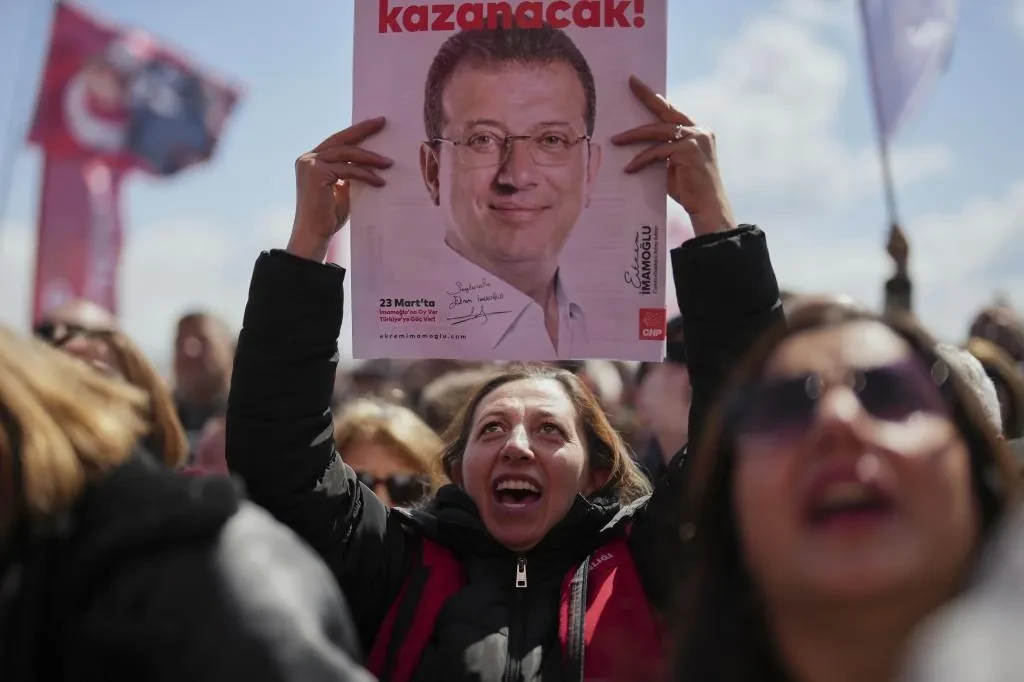 Hasta 50 detenidos en la investigación que llevó a prisión al alcalde opositor de Estambul
