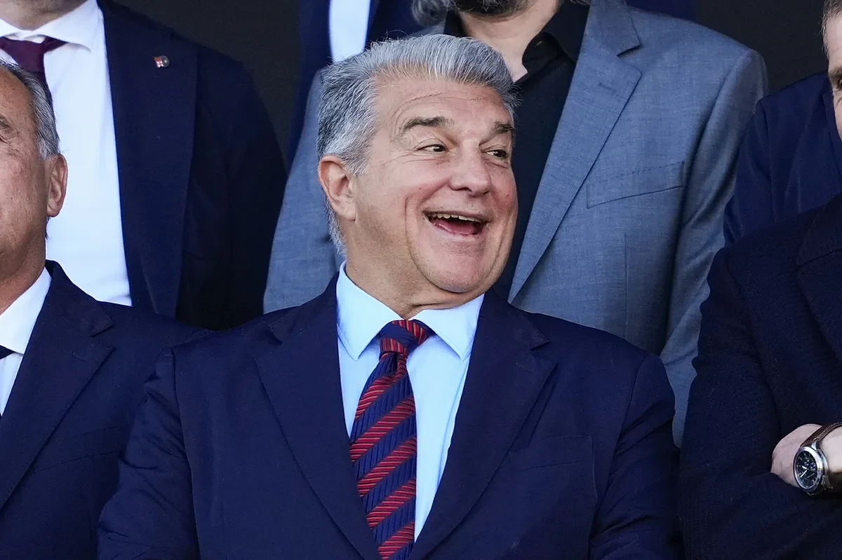 El fútbol maquilla el mandato de Laporta: tres títulos frente al caso Negreira, las obras del Camp Nou, la inscripción de Olmo...