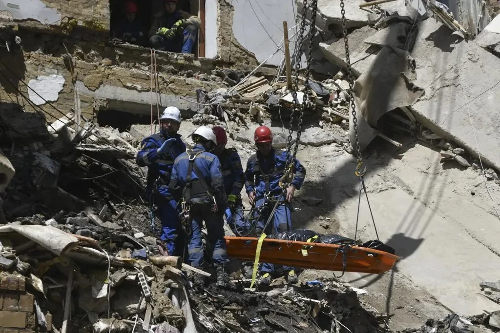 Ataques nocturnos rusos con drones y misiles dejan al menos 14 muertos en Ucrania, nueve de ellos en Kiev