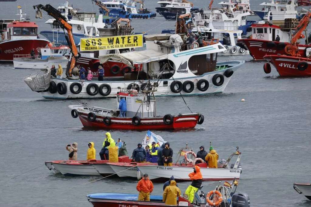 Miles de personas protestan por tierra y mar contra Altri y la mina de Touro