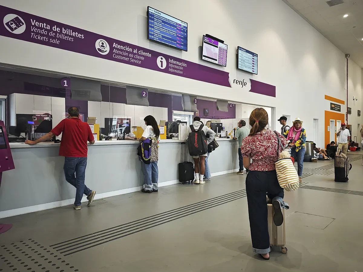 El servicio de alta velocidad Madrid-Galicia reanuda la circulación tras una semana de cortes por los incendios
