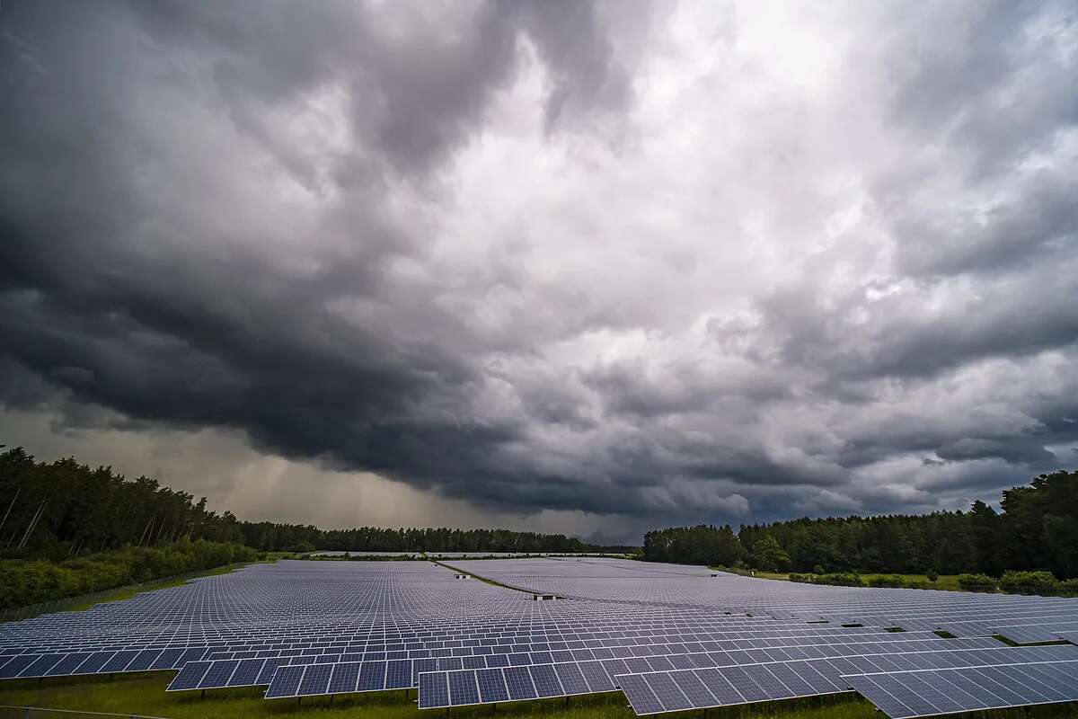 La otra cara de las lluvias: la generación fotovoltaica cae en marzo por primera vez en tres años