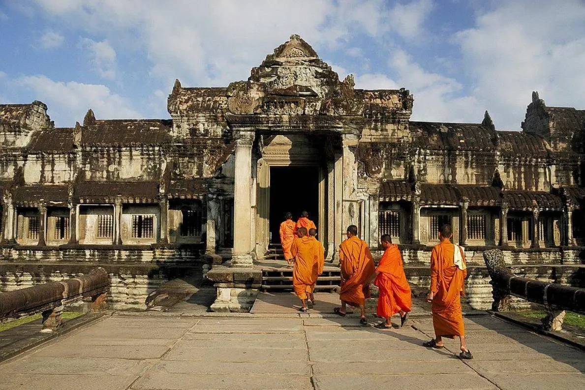 Tailandia investiga un escándalo sexual y económico que involucra a una mujer y once monjes budistas