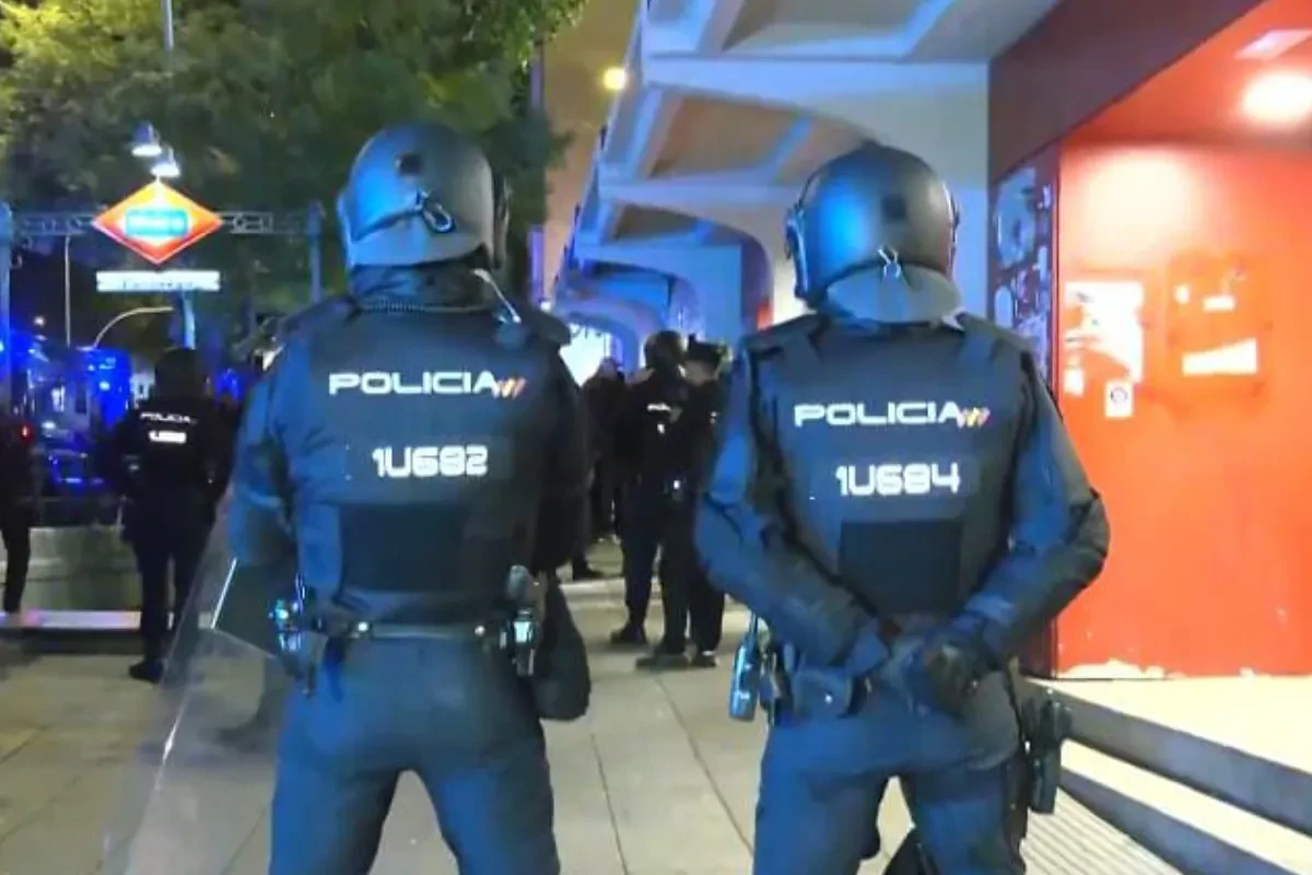 Máxima tensión en Vallecas: la policía blinda el estadio tras las tres provocaciones de los ultras del Lech Poznan que acabaron en una batalla campal de 20 minutos