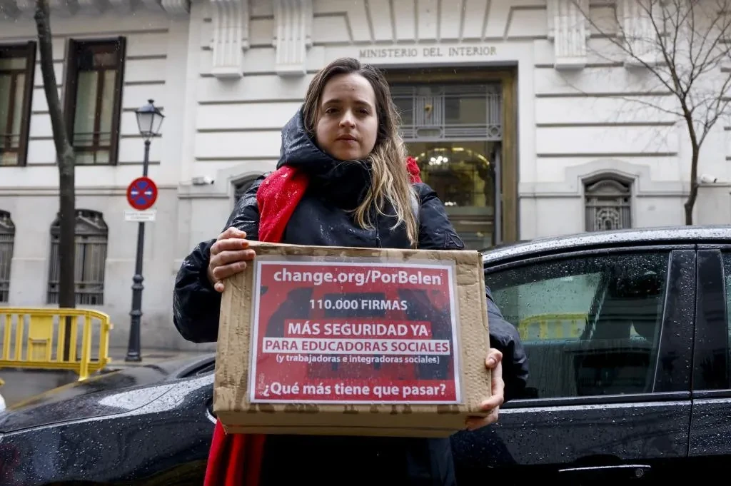 Una educadora social entrega 110.000 firmas en Interior tras el asesinato de una compañera en Badajoz: 