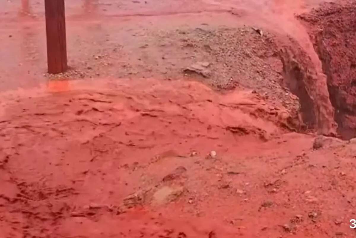 Espectacular imagen de una cascada en una playa en Irán