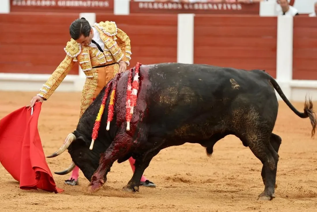 Juan Ortega se inspira y triunfa en Gijón