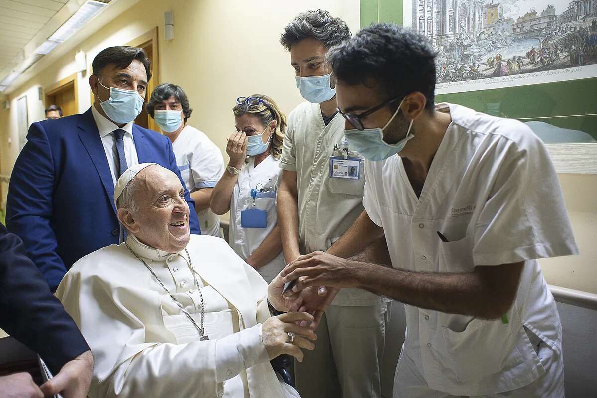 Papa Francisco, última hora sobre su salud, en directo | El Papa mejora levemente, llama a una parroquia de Gaza y miles de fieles rezan por él en todo el mundo