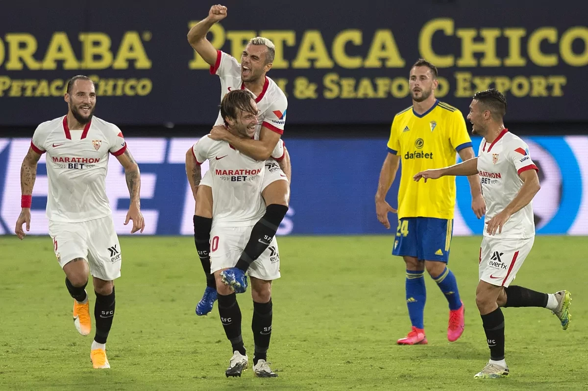 El Sevilla sobrevive al cansancio en Cdiz