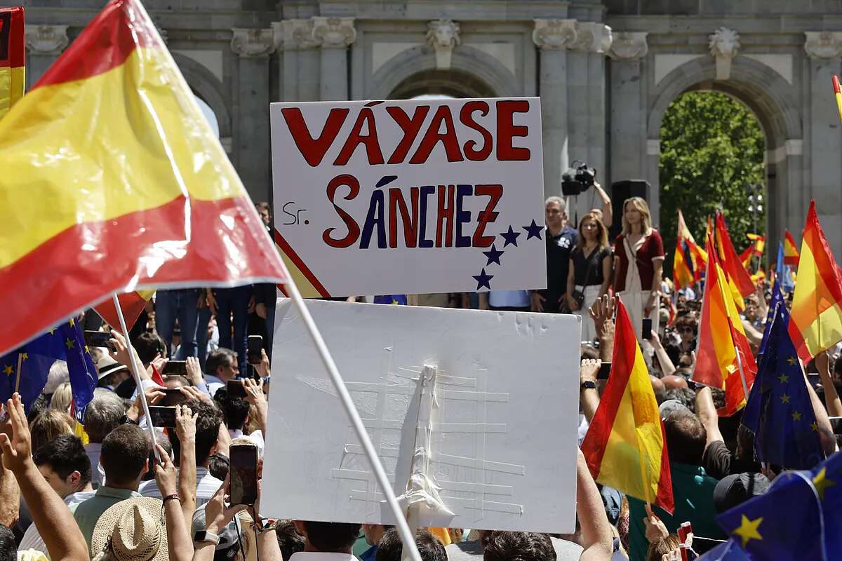 PP y Vox vuelven a la calle junto a la sociedad civil tras la semana negra para el PSOE