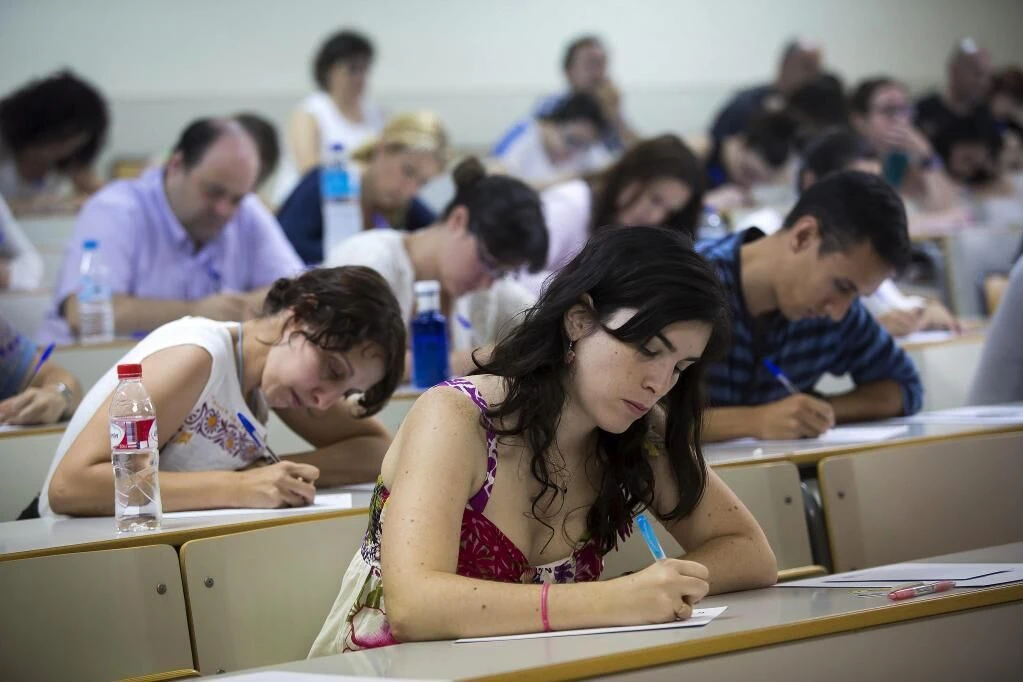 Más de 250.000 profesores se examinan en toda España en las primeras oposiciones de la pandemia