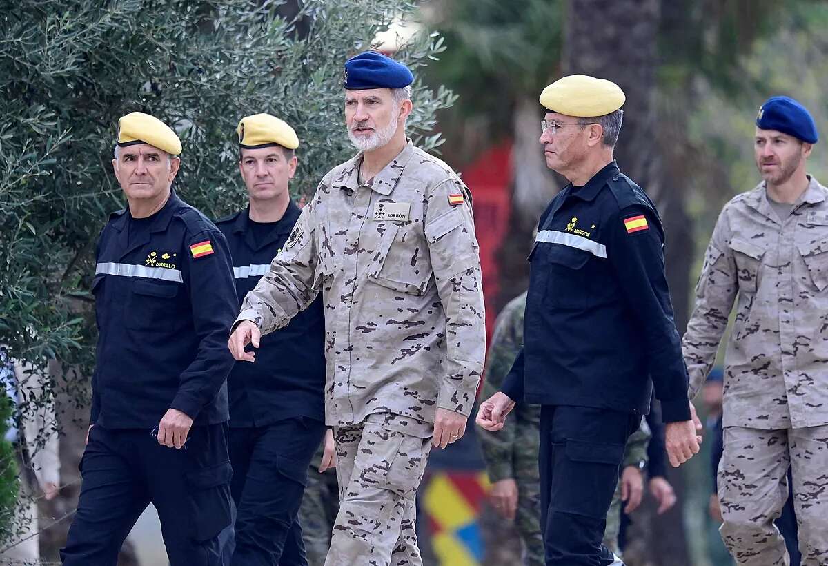 Felipe VI, con los militares desplegados por la Dana en Valencia: 