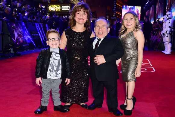 La triste vida de Warwick Davis: de perder a dos de sus hijos siendo a bebés a quedarse viudo el año pasado