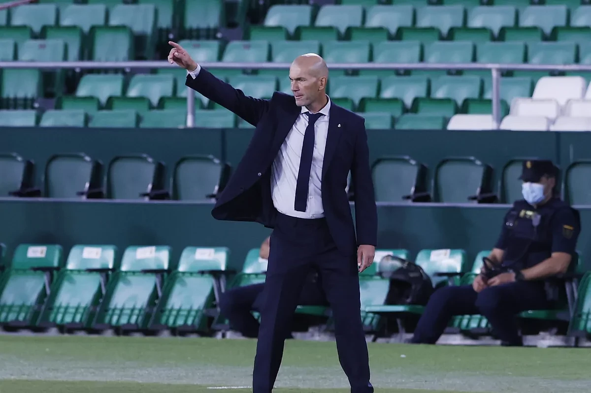 El VAR echa humo en el Villamarn: Pellegrini se queja y Zidane aplaude