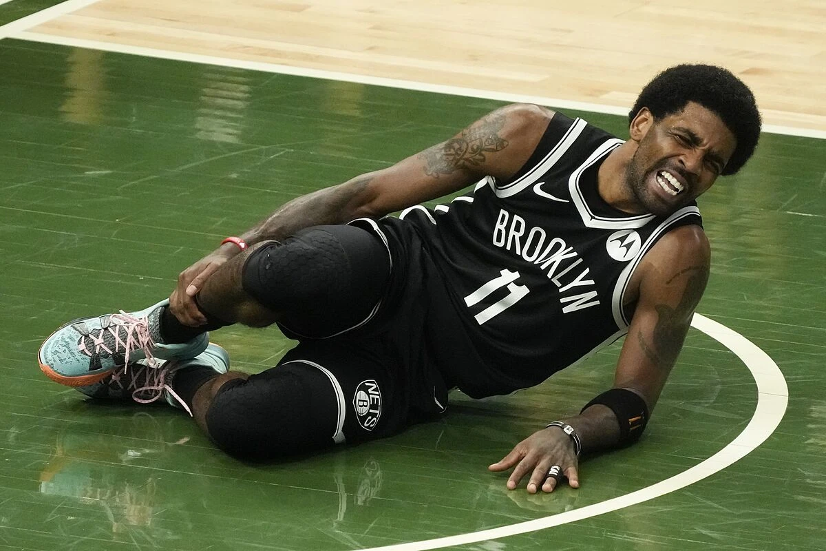 Los Bucks igualan la serie y saltan las alarmas en los Nets: lesión de Kyrie Irving