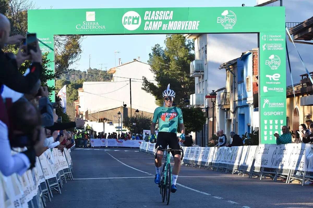 La buena estrella que no cesa del Kern Pharma: Urko Berrade gana en Morvedre la primera carrera del año