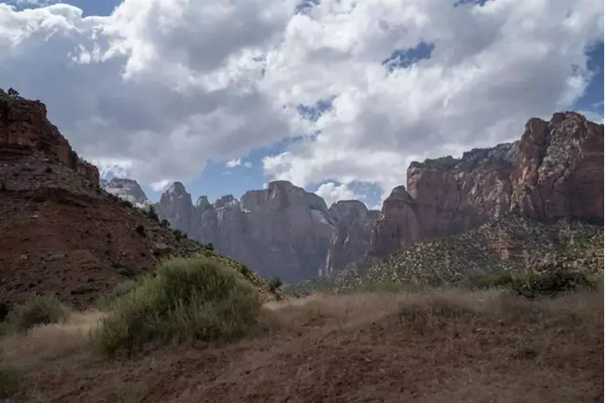 Hallan con vida a una excursionista desaparecida durante dos semanas en un parque nacional de Utah