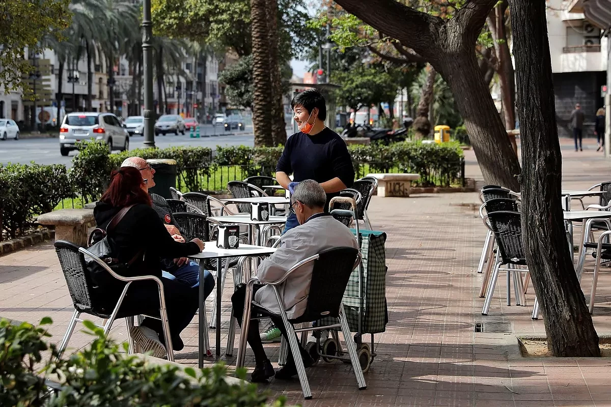 Los hosteleros de Valencia calculan que el toque de queda les costar un milln de euros al da
