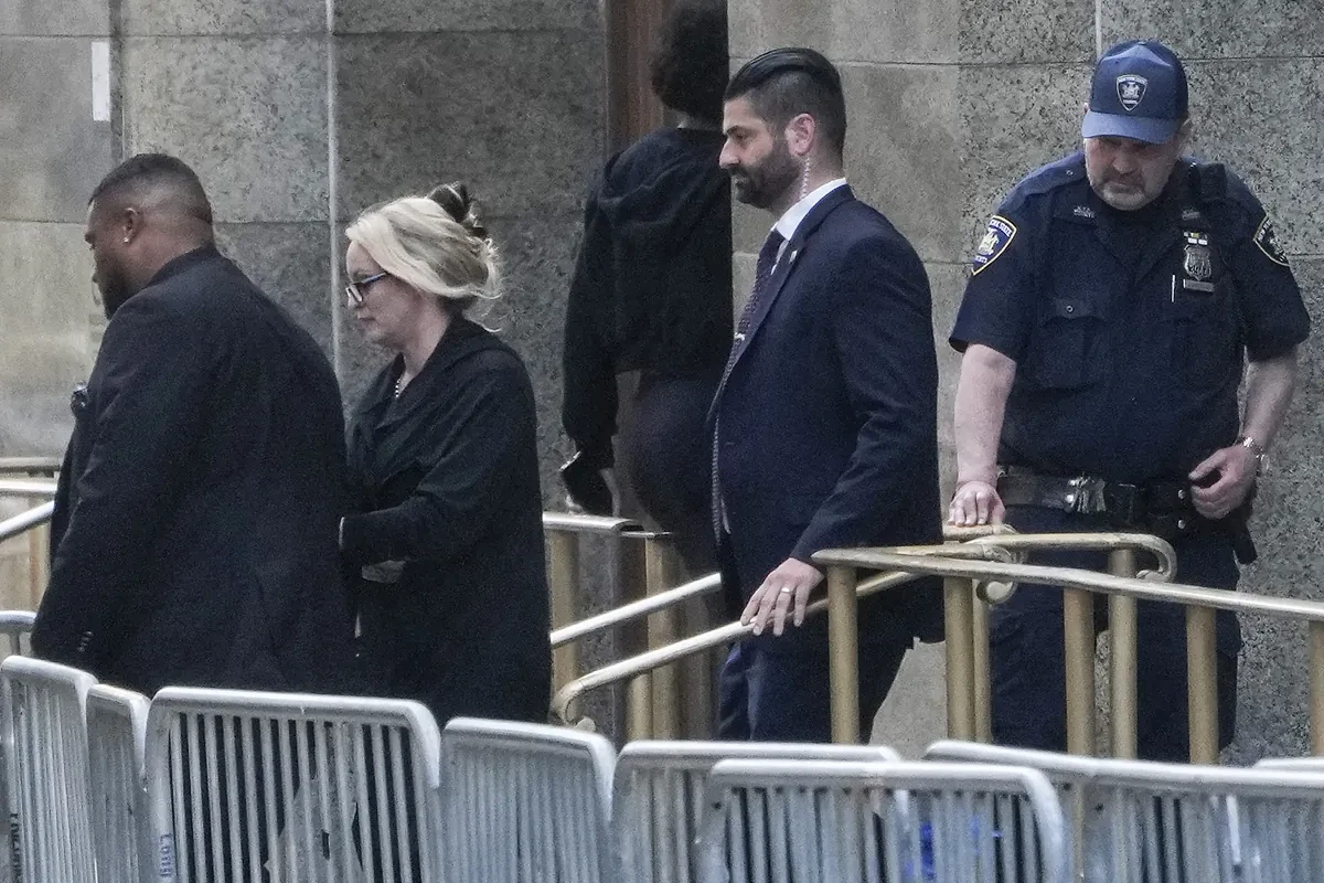 'Stormy' Daniels responde en el juicio por qué aceptó los 130.000 dólares de Trump: 