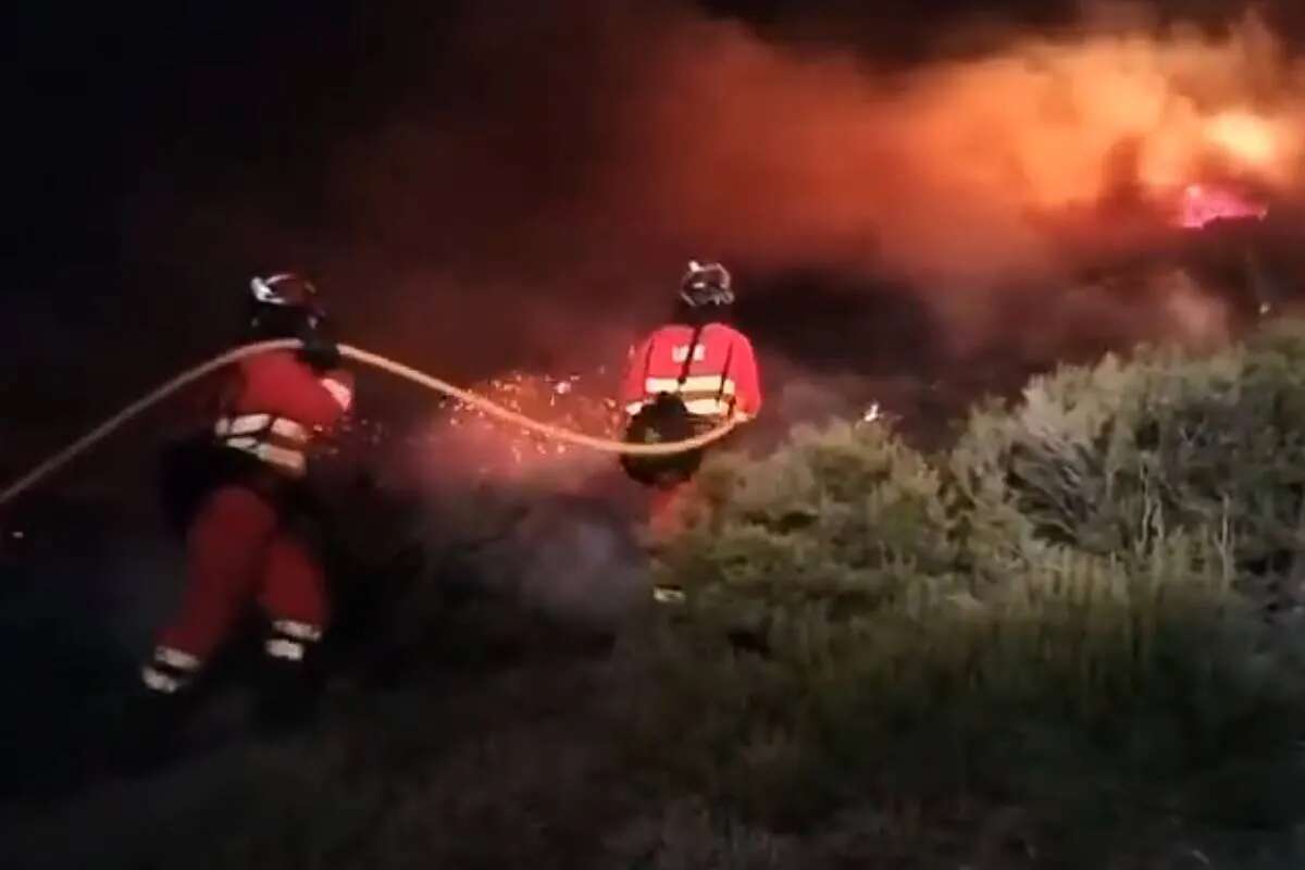 El viento empeora un incendio declarado en Brañuelas (León) que obliga a movilizar a la UME