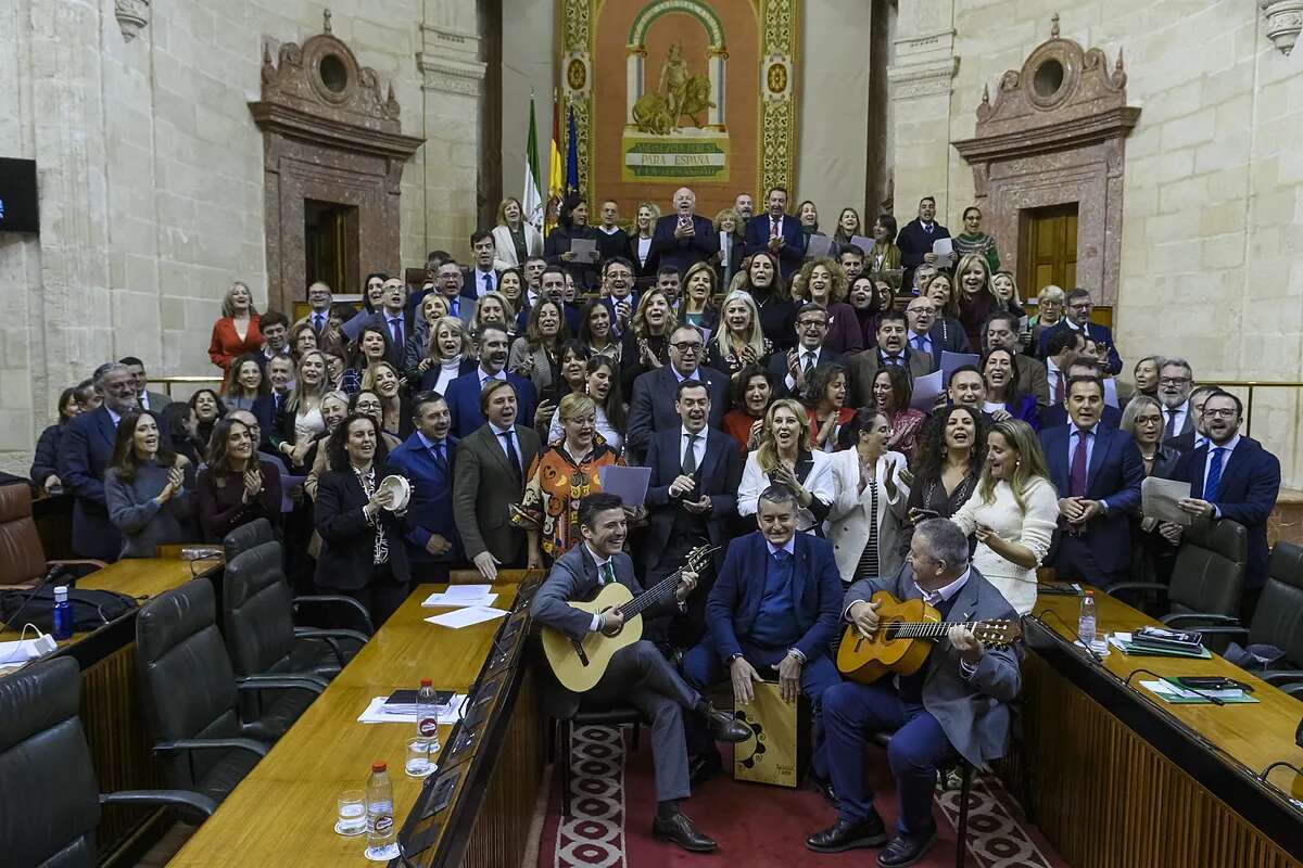 Juanma Moreno celebra su tercer presupuesto con mayoría absoluta y el aliento de las encuestas